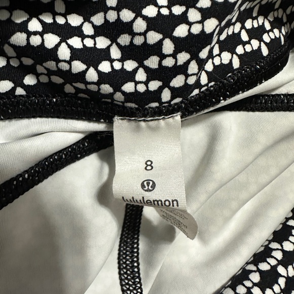 LULUEMON SHORTS - Picture 3 of 3